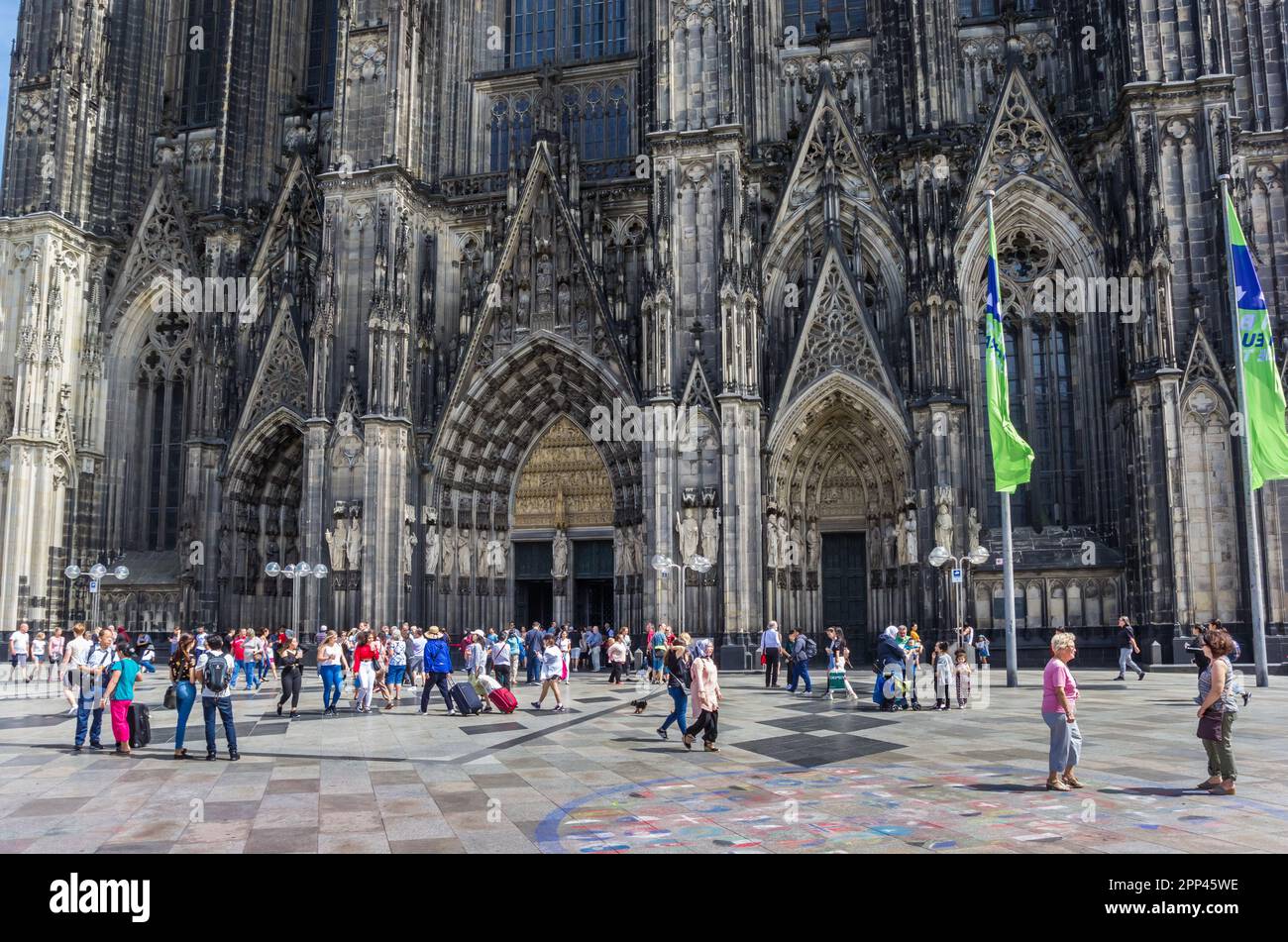 Touristen vor dem historischen dom in Köln Stockfoto
