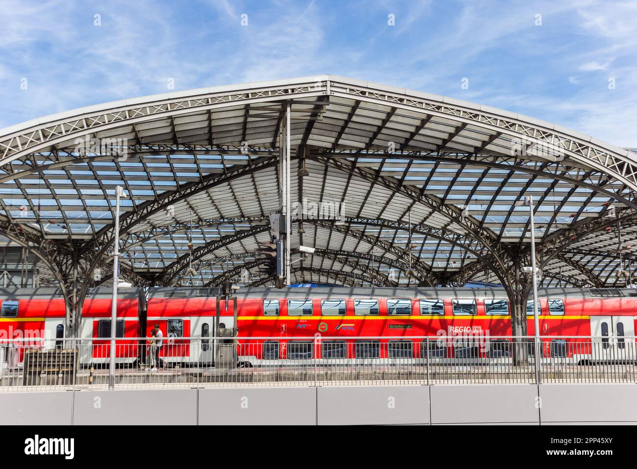 Roter Zug am Bahnsteig des Kölner Bahnhofs Stockfoto