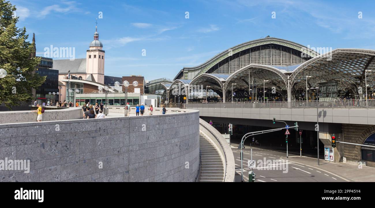 Bahnhof und Kirchturm in Köln Stockfoto