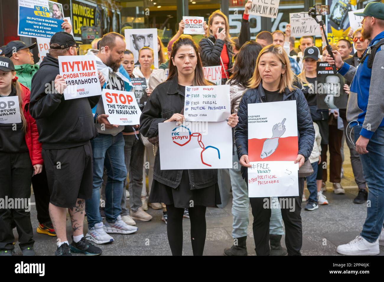 New York, Usa. 21. April 2023. Demonstranten halten während einer Demonstration in New York Plakate, auf denen die Freiheit Alexej Navalnys gefordert wird. Demonstranten demonstrieren auf dem Times Square, als russische Aktivisten ihre Empörung über Wladimir Putins Herrschaft und die Inhaftierung des russischen Oppositionsführers Alexej Navalny zum Ausdruck brachten, Alexej sei in New York City wieder in Lebensgefahr. Kredit: SOPA Images Limited/Alamy Live News Stockfoto