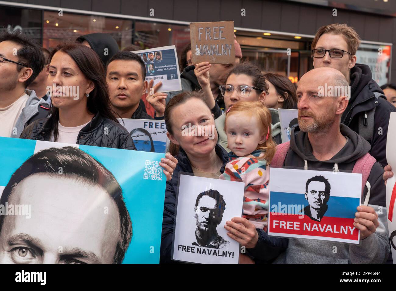 New York, Usa. 21. April 2023. Demonstranten halten während einer Demonstration in New York Plakate, auf denen die Freiheit Alexej Navalnys gefordert wird. Demonstranten demonstrieren auf dem Times Square, als russische Aktivisten ihre Empörung über Wladimir Putins Herrschaft und die Inhaftierung des russischen Oppositionsführers Alexej Navalny zum Ausdruck brachten, Alexej sei in New York City wieder in Lebensgefahr. (Foto: Ron Adar/SOPA Images/Sipa USA) Guthaben: SIPA USA/Alamy Live News Stockfoto