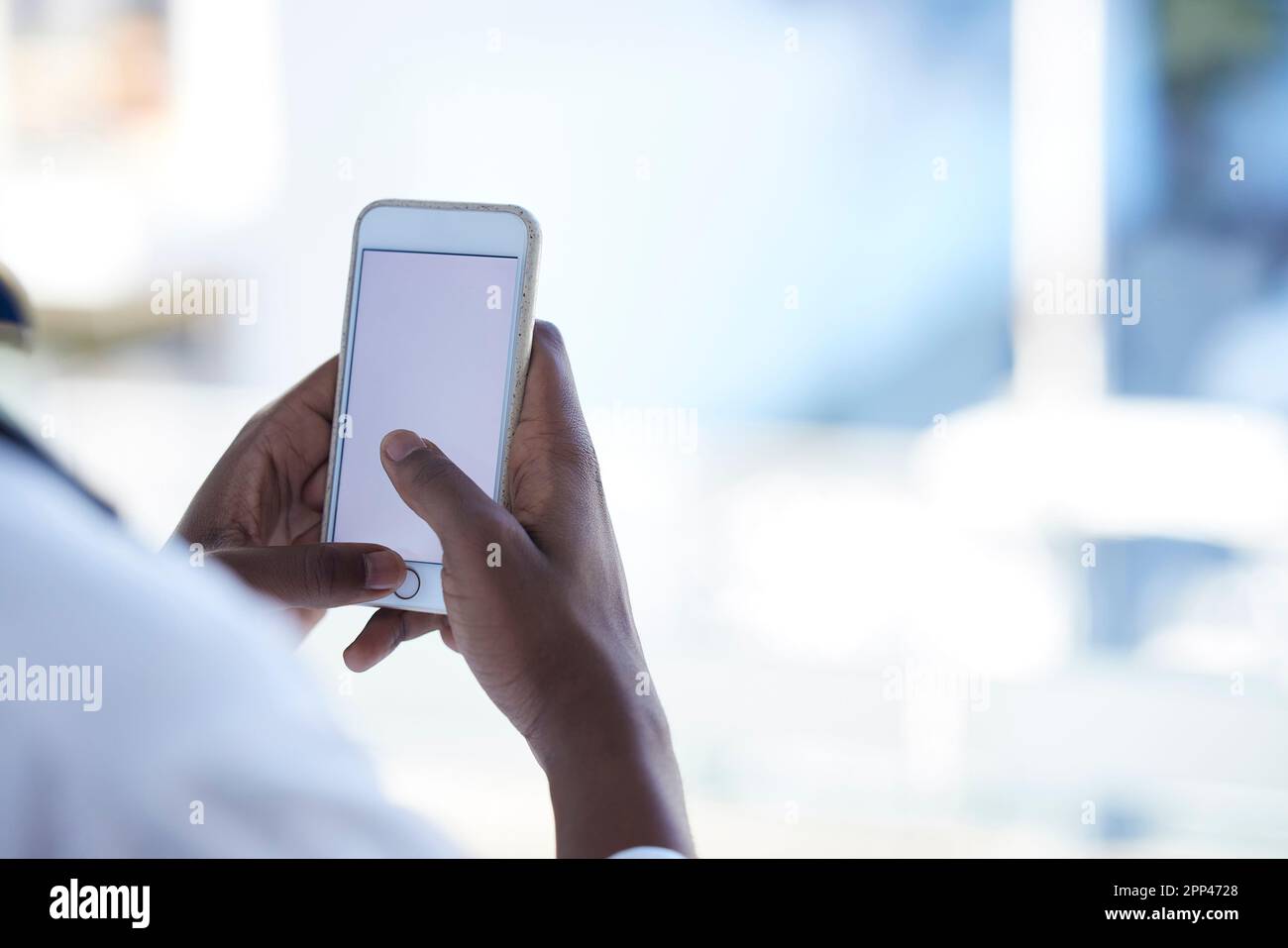 Arzt, Mann und Hände mit Telefonmodell für Telehealth, Gesundheits- oder Lebensversicherung im Krankenhaus. Hand des männlichen medizinischen Fachmanns hält Smartphone Stockfoto