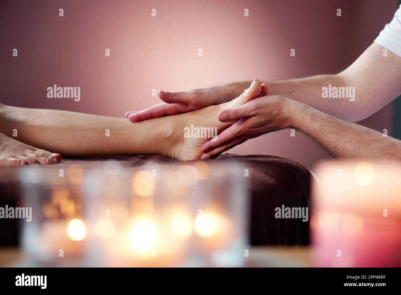 Fußmassage Und Fußreflexzonenbehandlung Durch Therapeuten Stockfoto