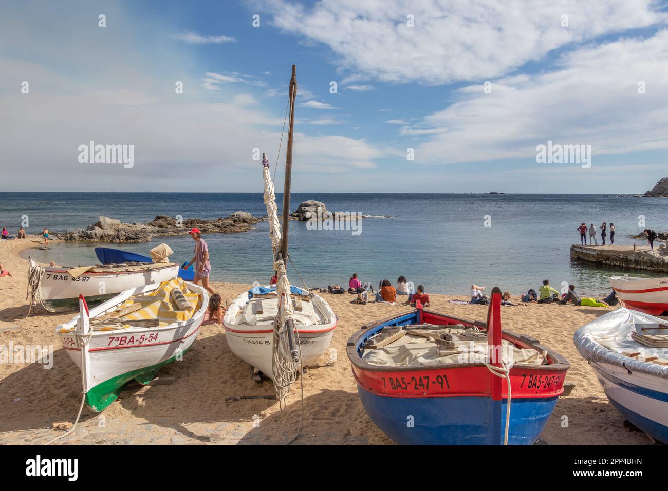 Girona, Spanien - 16. April 2023: Boote am Strand des Fischerdorfs Calella de Palafrugell in Costa Brava Stockfoto