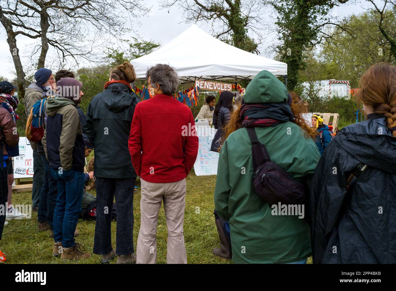 Saix, Frankreich. 22. April 2023. Einweisung der Freiwilligen für die Aufnahme der Demonstranten. Straßenausfahrt, Demonstration der Autobahn A69, die Castres (Tarn) mit Toulouse (Haute-Garonne) verbinden soll, organisiert von den Kollektiven „La voie est libre“, „les Soulèvements de la Terre“ und „Extinction Rebellion Toulouse“. Frankreich, Saix am 22. April 2023. Foto: Patricia Huchot-Boissier/ABACAPRESS.COM Kredit: Abaca Press/Alamy Live News Stockfoto