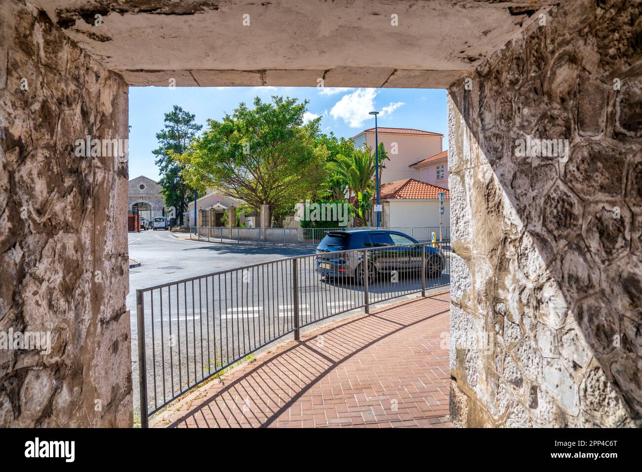 Das Auto beschleunigt in Gibraltar entlang der alten Mauern. Stockfoto