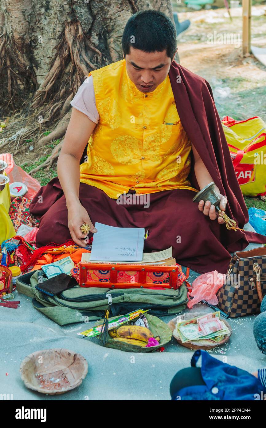 kathmandu, Nepal - 20. April 2023 : buddhistische Priester, die während der Muttertagsfeier in Matatirtha, Kathmandu, Rituale vorführen. Stockfoto