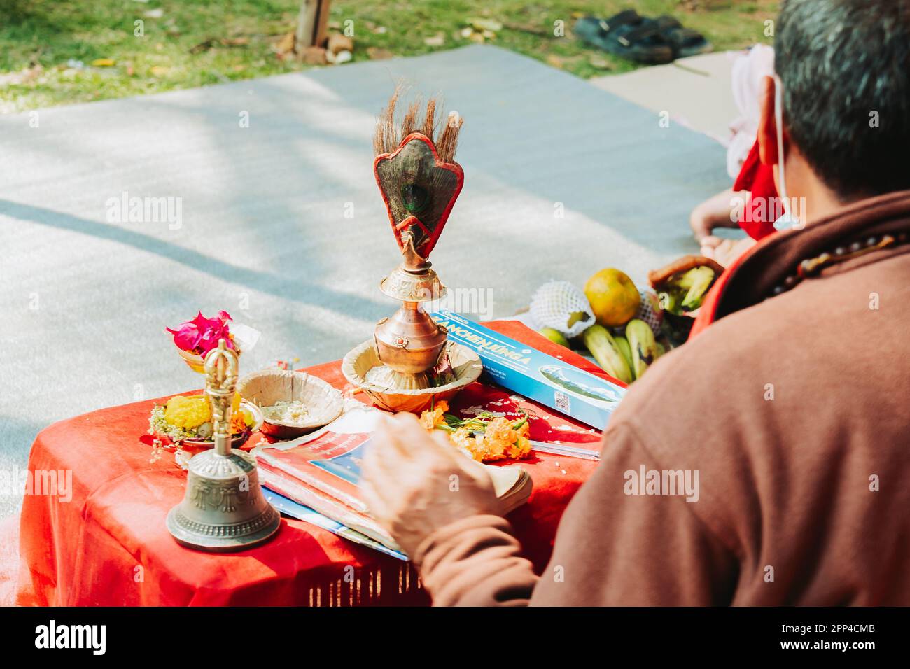 kathmandu, Nepal - 20. April 2023 : buddhistische Priester, die während der Muttertagsfeier in Matatirtha, Kathmandu, Rituale vorführen. Stockfoto