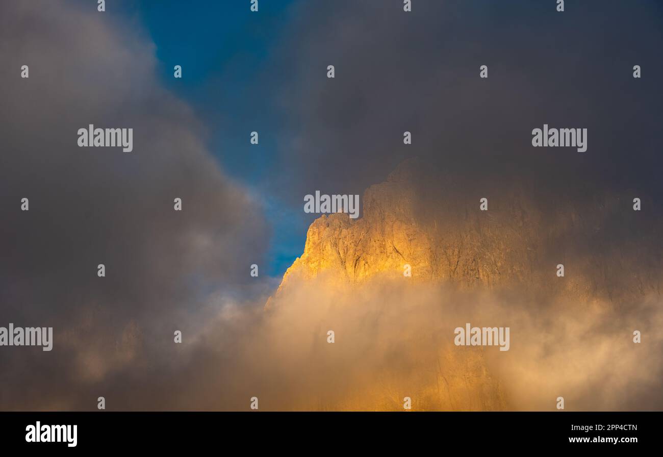 Neblige Berglandschaft der Dolomiten am Sellajoch in Südtirol in Italien. Stockfoto