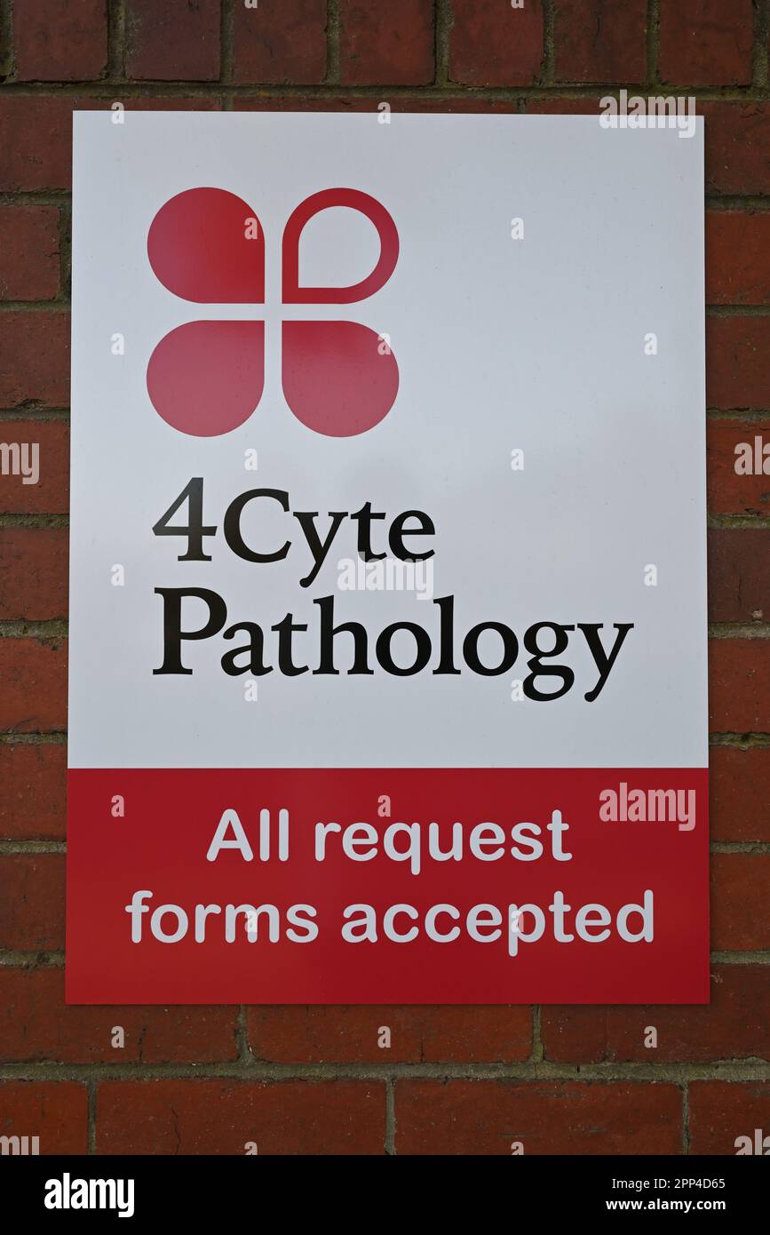 4Cyte Pathologieschild an einer Ziegelwand außerhalb einer Sammelstelle, mit dem Hinweis, dass alle Anforderungsformulare akzeptiert werden Stockfoto