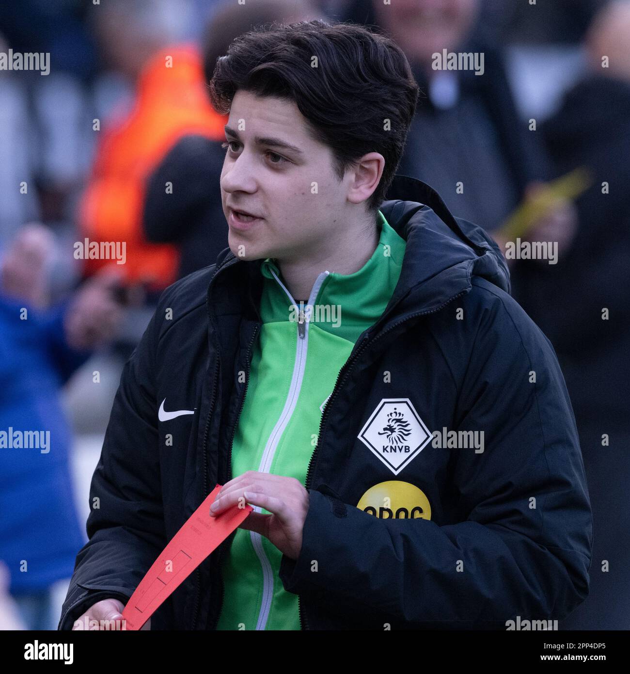 Velsen Zuid, Niederlande. 21. April 2023. VELSEN-ZUID, NIEDERLANDE - APRIL 21: Vierter offizieller Jonathan van Dongen während des niederländischen Keukenkampioendivisie-Spiels zwischen Telstar und VVV-Venlo im BUKO-Stadion am 21. April 2023 in Velsen-Zuid, Niederlande (Foto von Kees Kuijt/Orange Pictures). Credit: Orange Pics BV/Alamy Live News Stockfoto