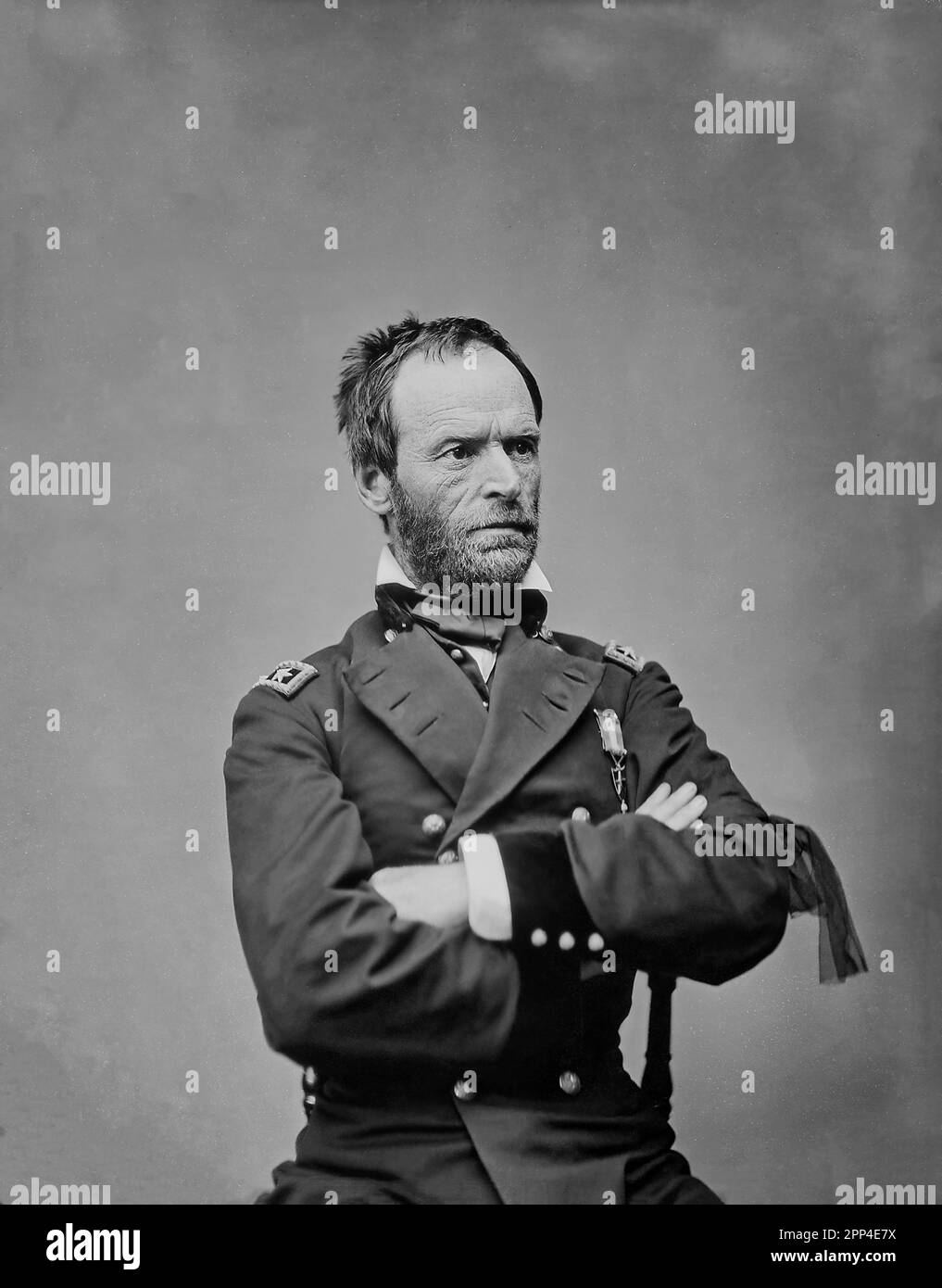 General William Tecumseh Sherman, der nach dem Mord an Präsident Lincoln in einem formellen Porträt mit einem schwarzen Armband sitzt. Stockfoto