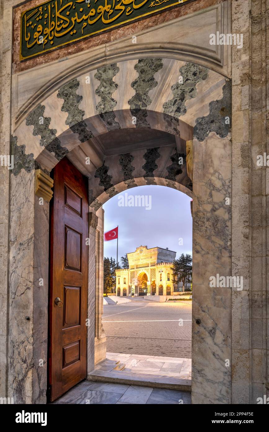 Haupteingang der Universität von Istanbul, Beyazıt-Platz, Fatih, Istanbul, Türkei Stockfoto