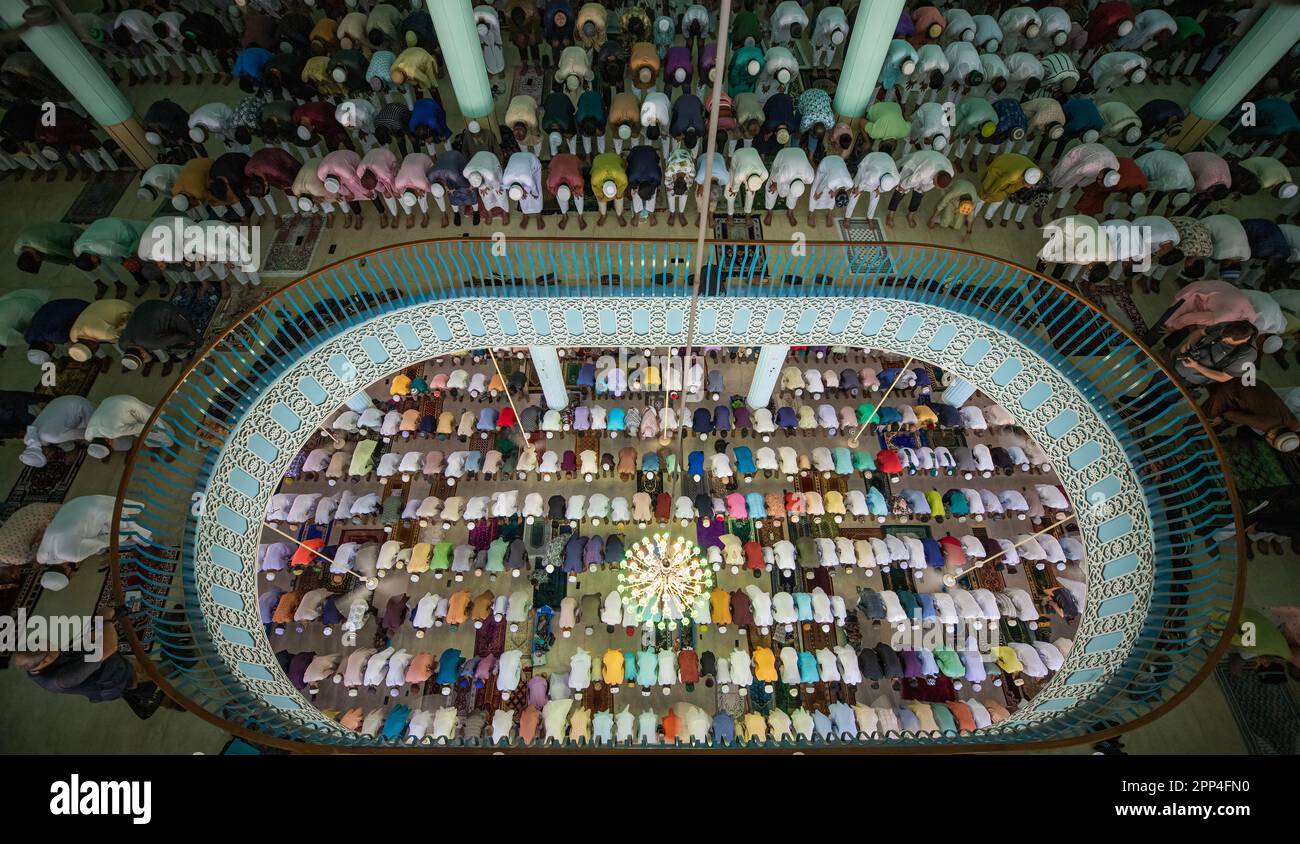 Muslime nehmen an den Eid-ul-Fitr-Gebeten in der Baitul Mokarram Nationalmoschee in Dhaka, Bangladesch, Teil. Stockfoto