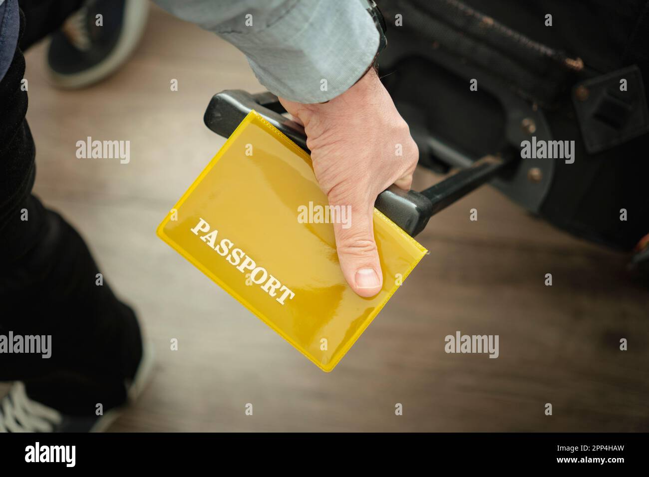 Flughafen, Reisepass und Ticket in der Hand, Reisekoffer und Registrierung. Mobil, Ausweis und Person mit Gepäck für die Einreise und Wartezeit Stockfoto