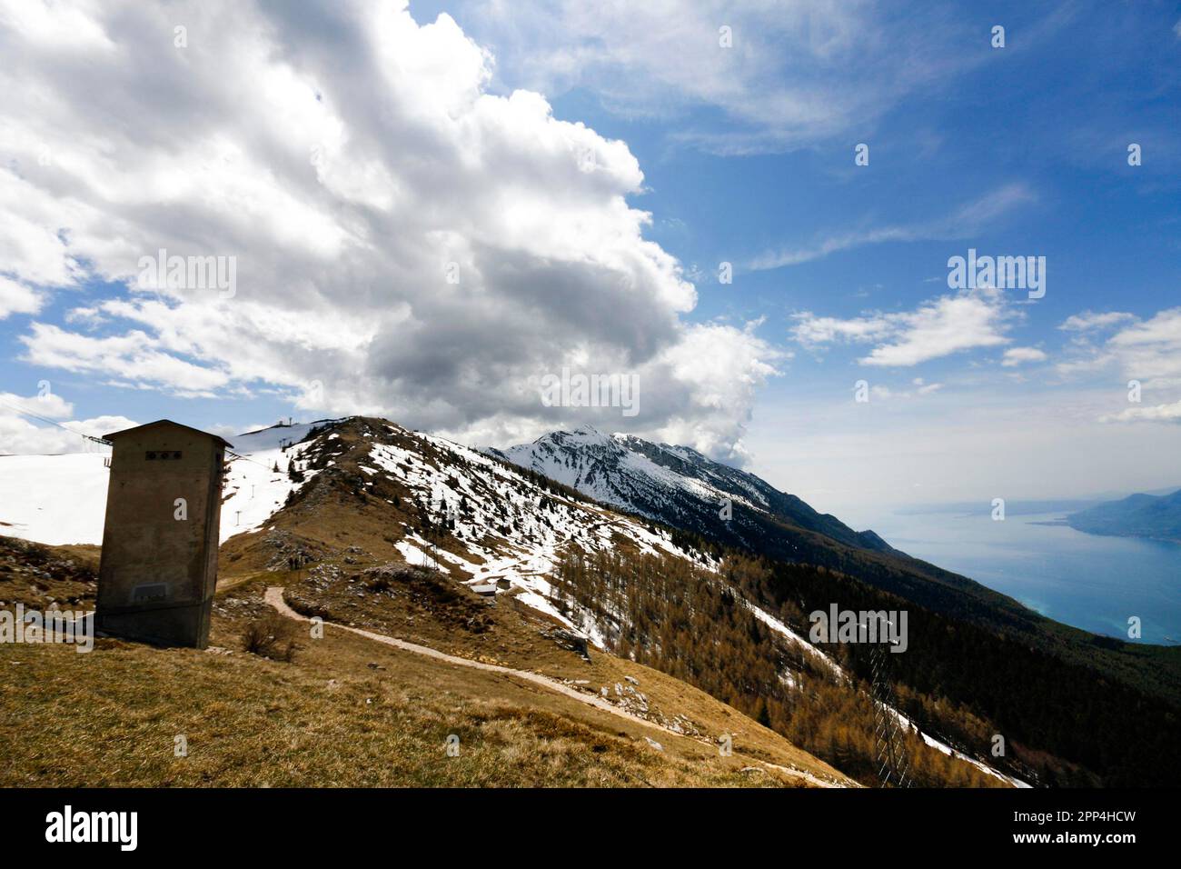 Der Baldo ist 2.218 m hoch mit der Cima Valdritta, neben dem Gardasee. Die anderen Gipfel des Baldo sind Monte Altissimo di Nago (2.079 m), Stockfoto