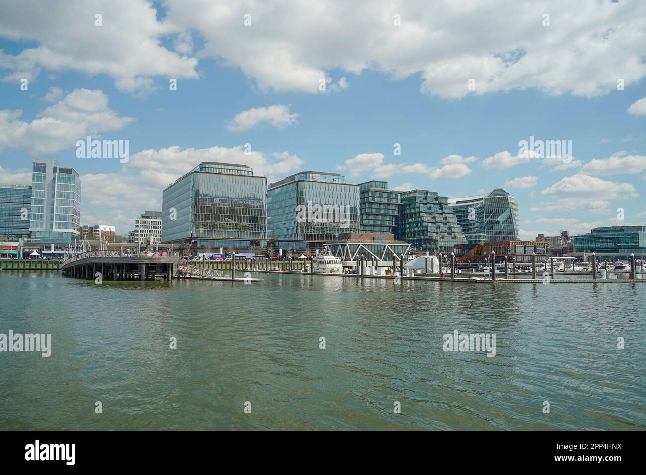 Boote und Gebäude in der neu entwickelten Southwest Waterfront Area von Washington, DC Stockfoto