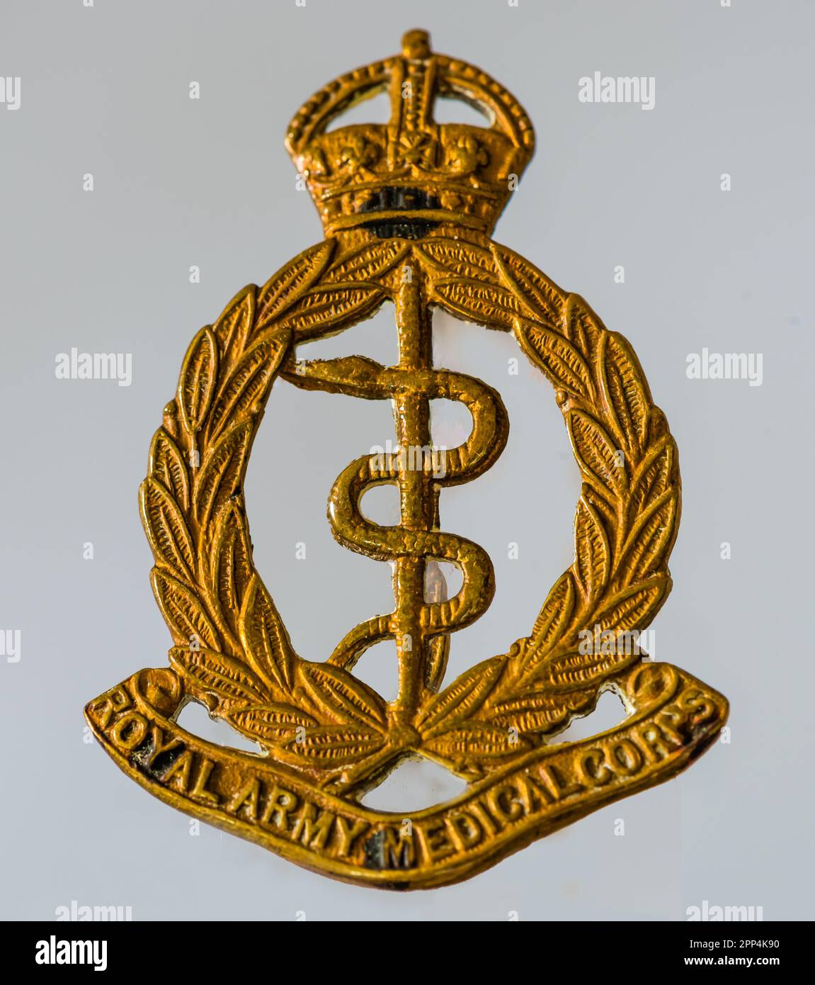 Cap-Abzeichen des Royal Medical Corps, etwa 1942-45. Stockfoto