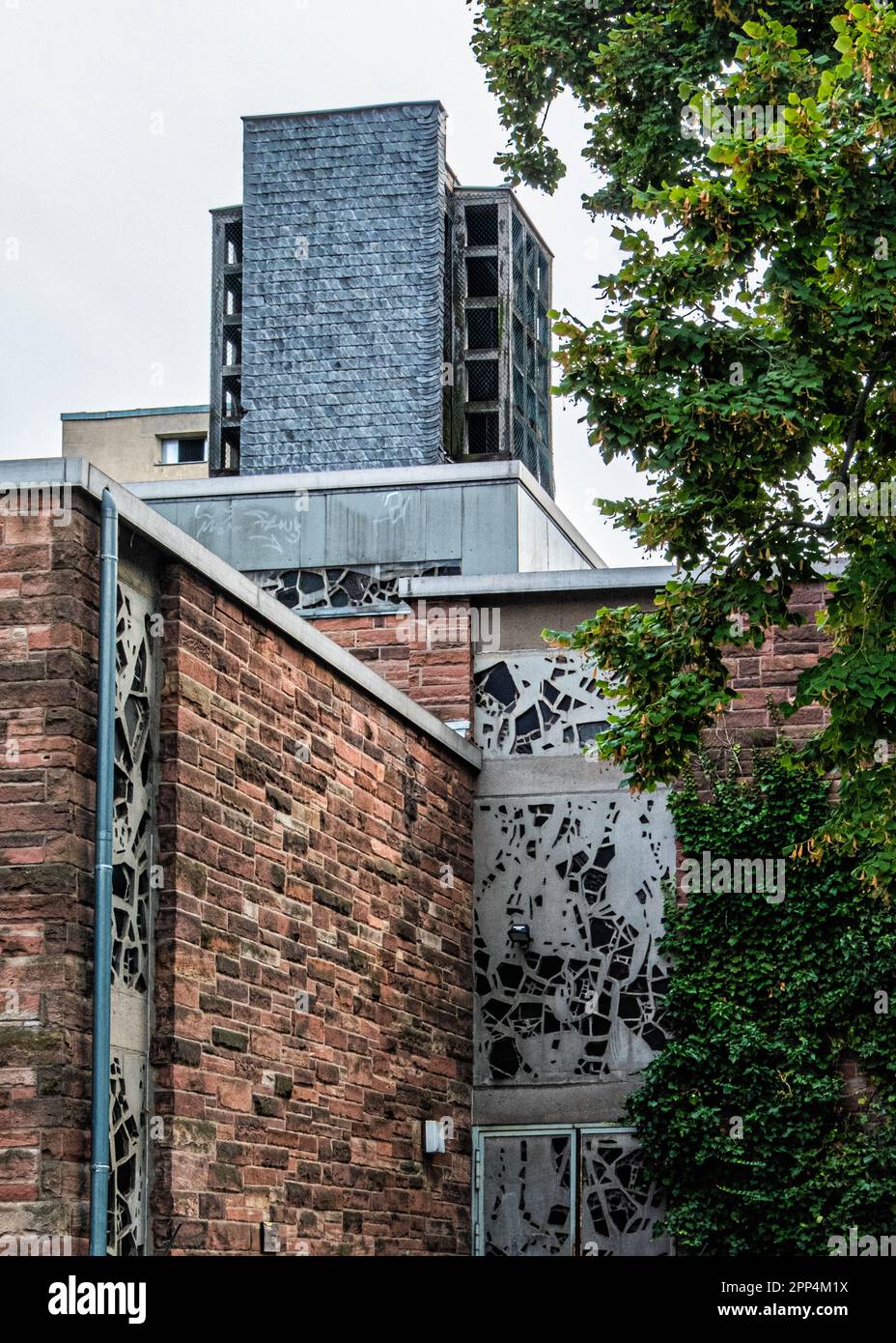 Der Glockenturm der ehemaligen Klosterkirche Maria Regina beherbergt heute die Caritas-Gesellschaft für Bedürftige, Residenzstraße 90, Gesundbrunnen, Mitte, Berlin Stockfoto