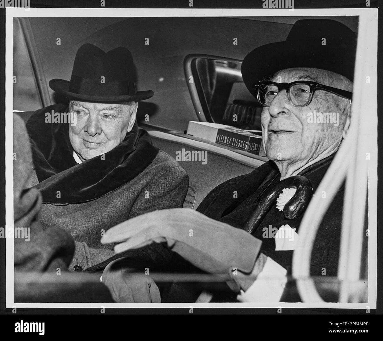 Sir Winston Churchill, britischer Staatsmann, und Bernard Baruch, Finanzier, unterhalten sich auf dem Rücksitz eines Autos vor Baruchs Haus. 14. April 1961 Stockfoto