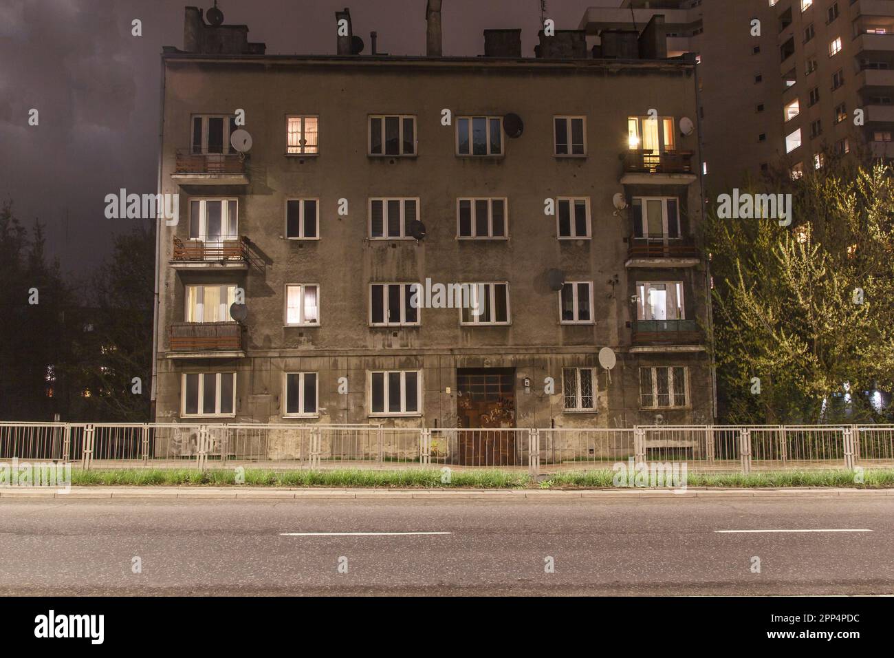 Das alte Wohngebäude aus dem XX. Jahrhundert in Warschau wurde bei Nacht erschossen Stockfoto