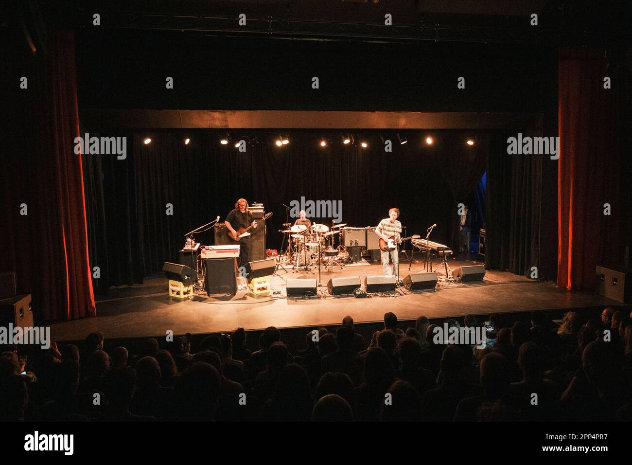 Kopenhagen, Dänemark. 21. April 2023. Die amerikanische Indie-Rockband Yo La Tengo spielt ein Live-Konzert im Bremen Teater in Kopenhagen. Hier werden Sänger und Musiker Ira Kaplan (R) live auf der Bühne mit den Musikern Georgia Hubley (C) und James McNew (L) gesehen. (Foto: Gonzales Photo/Alamy Live News Stockfoto