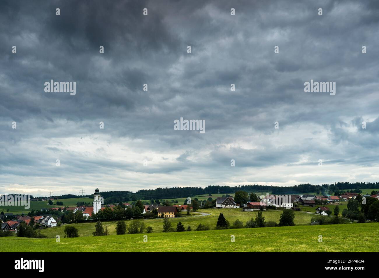 Landschaft im Schwarzwald. Das Dorf Grafenhausen im Stadtteil Waldshut unter einem dramatischen Himmel am Abend. Deutschland. Stockfoto