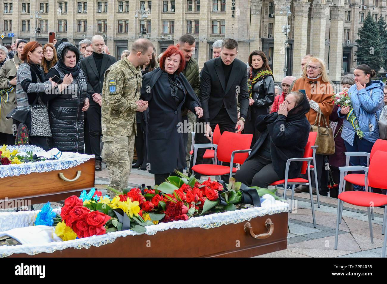 Kiew, Ukraine. 21. April 2023. Eine Frau trauert während der Abschiedszeremonie für den ehemaligen Stellvertreter der Verkhowna Rada der Ukraine und Oleg Barna von der ukrainischen Armee auf dem Unabhängigkeitsplatz. Abschiedszeremonie für den ehemaligen Stellvertreter der ukrainischen Werchowna Rada und den ukrainischen Streitkämpfer Oleg Barna und seinen Bruder Valery Dorokhova. Oleg Barna starb am 18. April 2023 und diente im zweiten Bataillon der 68. Separaten Jagdbrigade im westlichen Teil von Pawliwka in der Ostukraine. Kredit: SOPA Images Limited/Alamy Live News Stockfoto