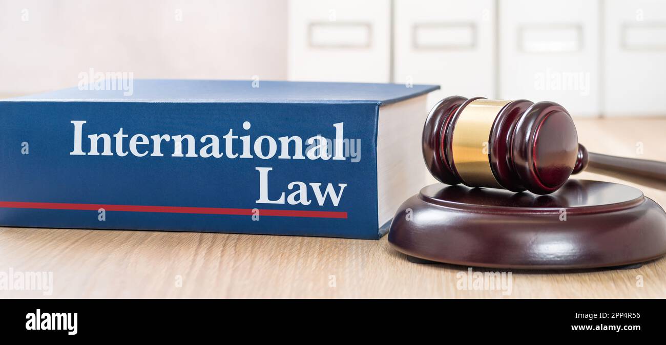 Ein Gesetzbuch mit Hammer - Internationales Recht Stockfoto