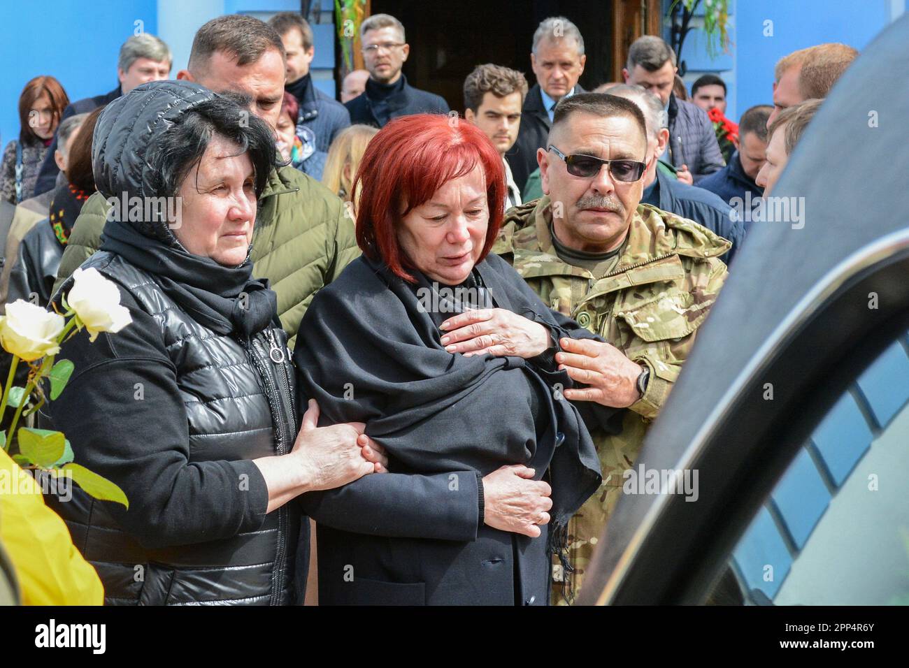 Kiew, Ukraine. 21. April 2023. Eine Frau trauert während der Abschiedsfeier für den ehemaligen Stellvertreter der ukrainischen Werchowna Rada und Oleg Barna von den ukrainischen Streitkräften. Abschiedszeremonie für den ehemaligen Stellvertreter der ukrainischen Werchowna Rada und den ukrainischen Streitkämpfer Oleg Barna und seinen Bruder Valery Dorokhova. Oleg Barna starb am 18. April 2023 und diente im zweiten Bataillon der 68. Separaten Jagdbrigade im westlichen Teil von Pawliwka in der Ostukraine. Kredit: SOPA Images Limited/Alamy Live News Stockfoto