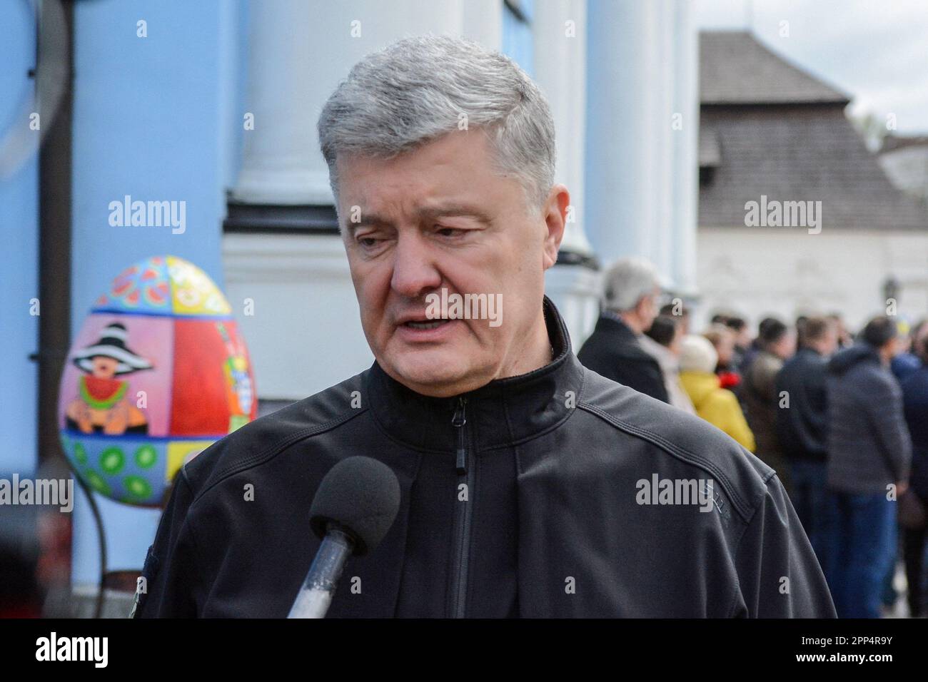 Der 5. Ukrainische Präsident Petro Poroschenko spricht während der Abschiedsfeier mit dem ehemaligen Stellvertreter des ukrainischen Klosters Verkhowna Rada und Oleg Barna der ukrainischen Streitkräfte im Kloster Mykhailivskyi-Zolotoverkhy zur Presse. Abschiedszeremonie für den ehemaligen Stellvertreter der ukrainischen Werchowna Rada und den ukrainischen Streitkämpfer Oleg Barna und seinen Bruder Valery Dorokhova. Oleg Barna starb am 18. April 2023 und diente im zweiten Bataillon der 68. Separaten Jagdbrigade im westlichen Teil von Pawliwka in der Ostukraine. (Foto: Aleksandr Gusev/SOPA Images/Sipa USA) Stockfoto