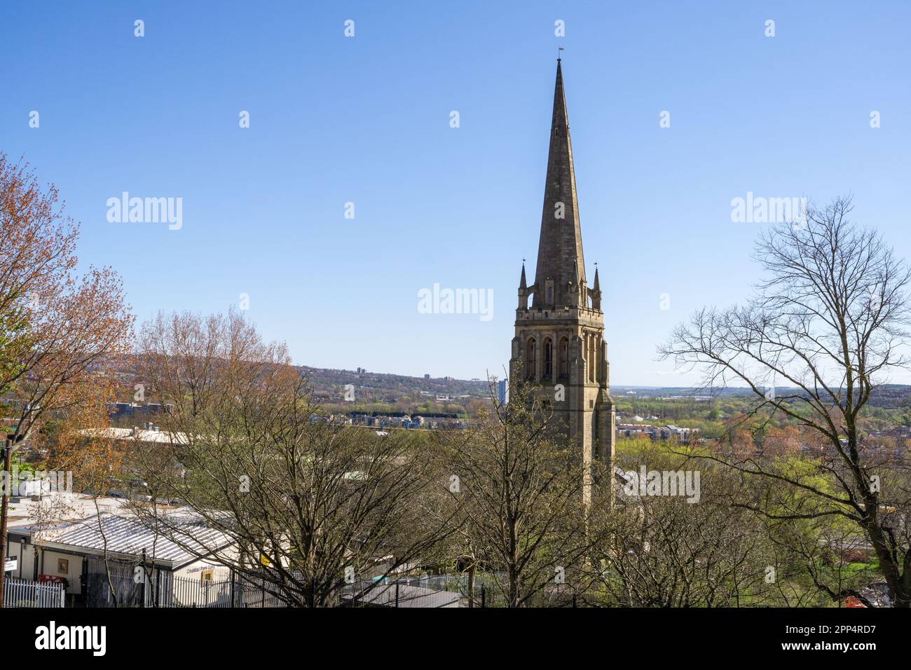 Blick auf den Turm der St. Stephanskirche, Elswick, Newcastle upon Tyne, Großbritannien, mit Gateshead in der Ferne. Stockfoto