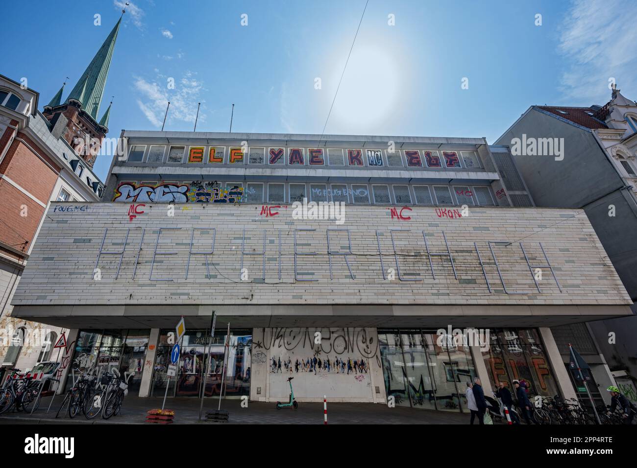 Lübeck, Deutschland, 17. April 2023: Verlassenes Gebäude eines bankrotten Kaufhauses im Stadtzentrum, jetzt mit Graffiti und Kunstinstallation, der sh Stockfoto