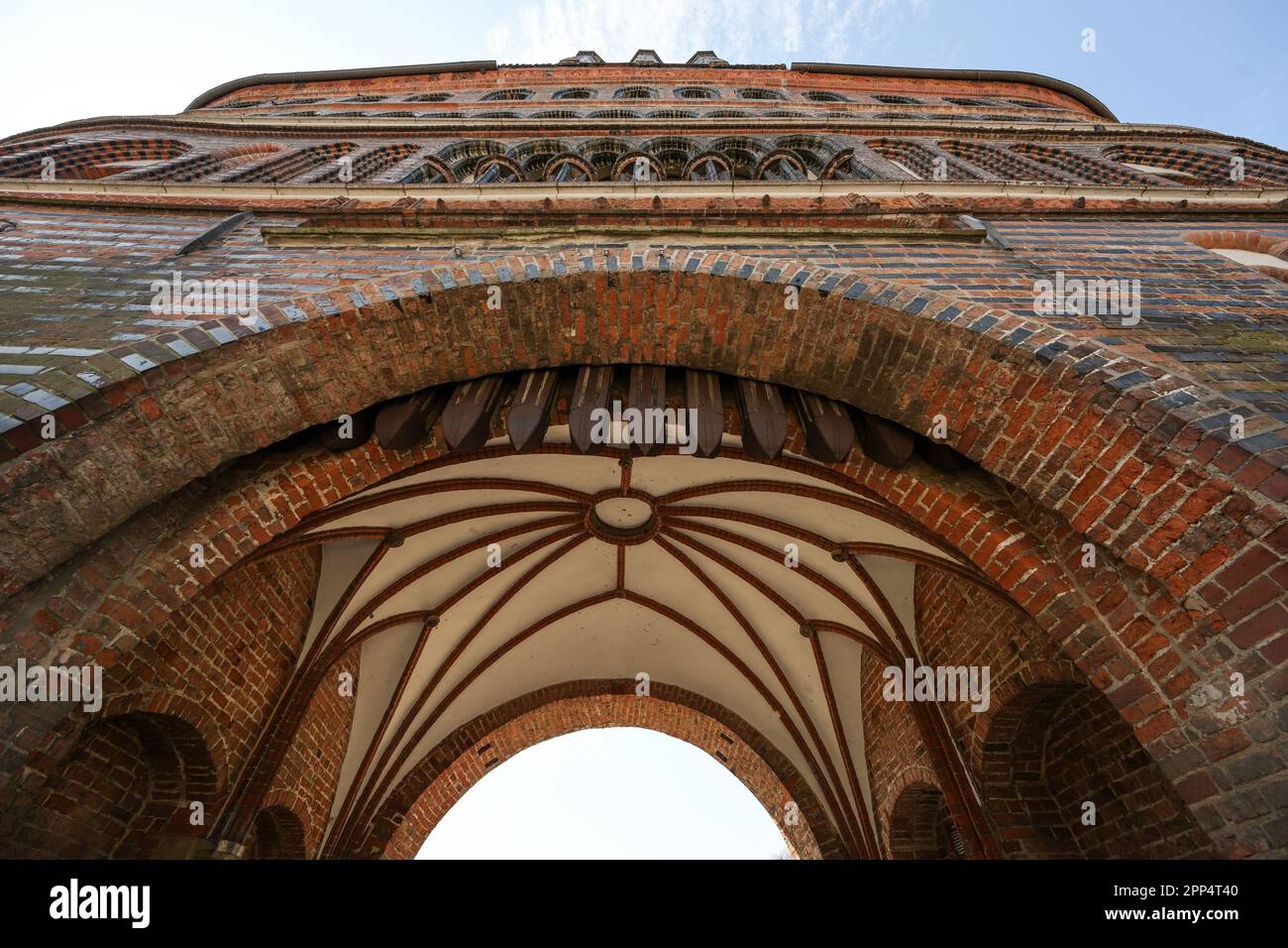 Tresor im Eingangsbogen des Lübeck Holstentor (Holstentor), berühmtes historisches Wahrzeichen in gotischer Ziegelarchitektur aus dem Mittelalter, gesehen von Stockfoto