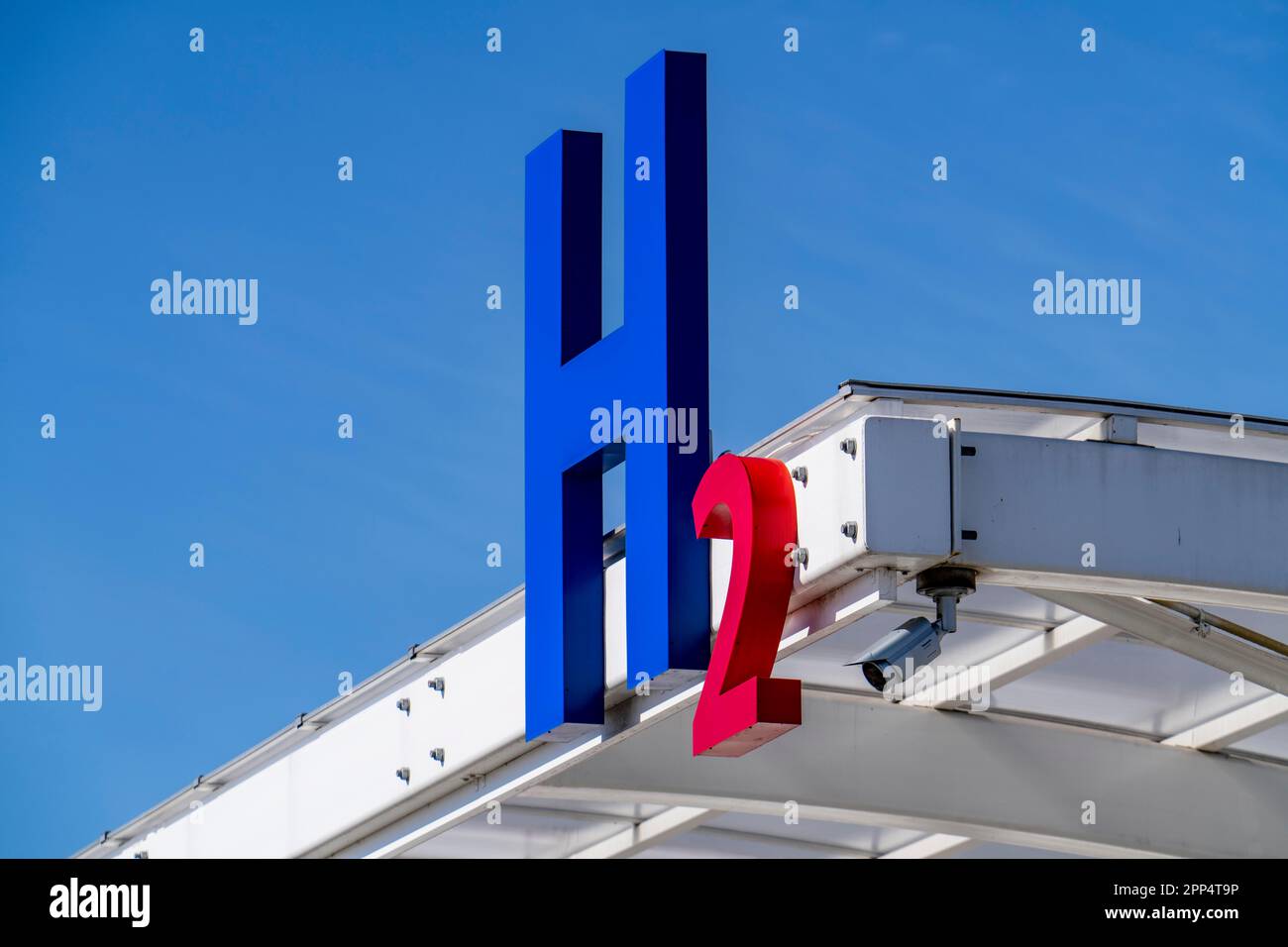 Wasserstofftankstelle in Antwerpen, für Pkw und Lkw, H2-Buchstaben, Belgien Stockfoto