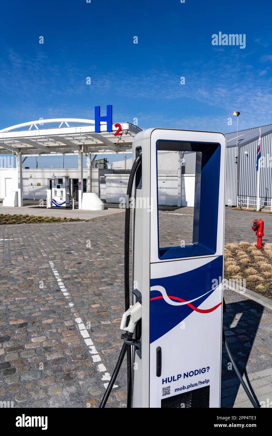 Wasserstofftankstelle in Antwerpen, für Pkw und Lkw, H2 Buchstaben, 350-KW-Schnellladestation für E-Cars, Belgien Stockfoto