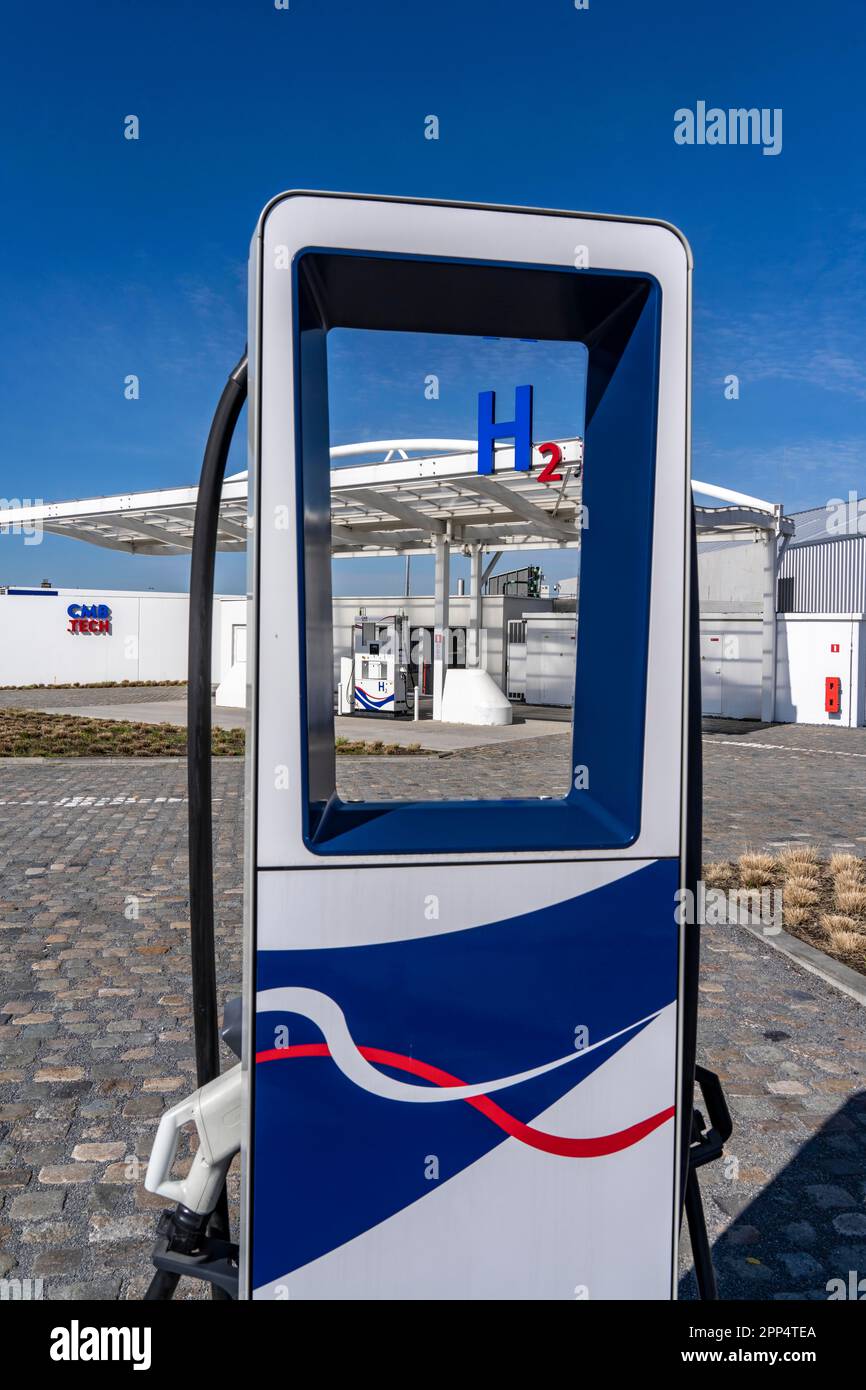 Wasserstofftankstelle in Antwerpen, für Pkw und Lkw, H2 Buchstaben, 350-KW-Schnellladestation für E-Cars, Belgien Stockfoto