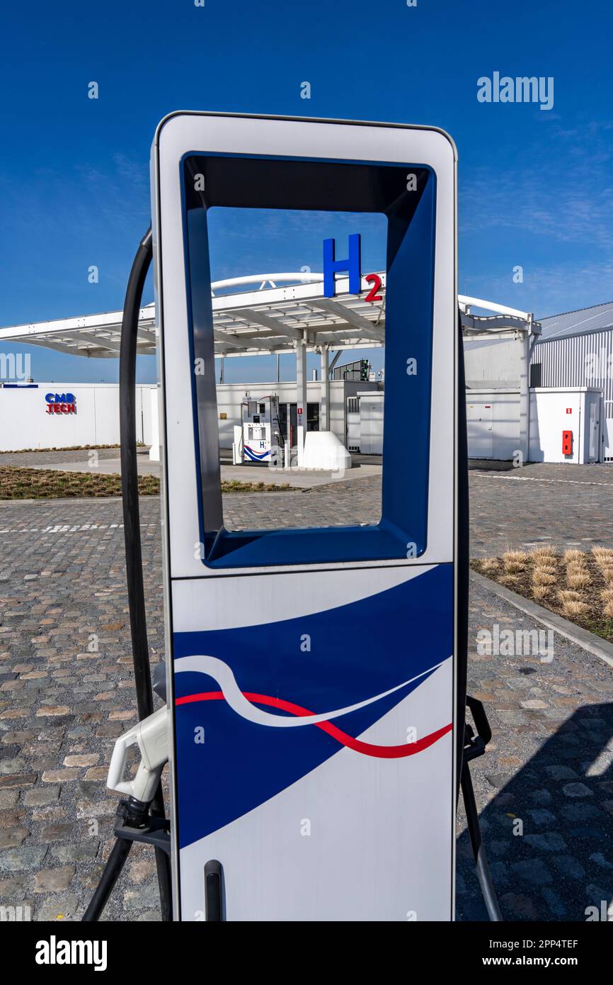Wasserstofftankstelle in Antwerpen, für Pkw und Lkw, H2 Buchstaben, 350-KW-Schnellladestation für E-Cars, Belgien Stockfoto