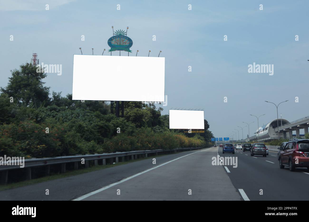 Jakarta, Indonesien - 14. April 2023: Leere Werbetafeln auf dem Highway Stockfoto