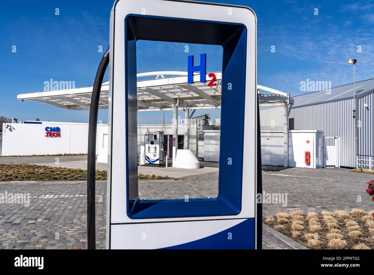Wasserstofftankstelle in Antwerpen, für Pkw und Lkw, H2 Buchstaben, 350-KW-Schnellladestation für E-Cars, Belgien Stockfoto