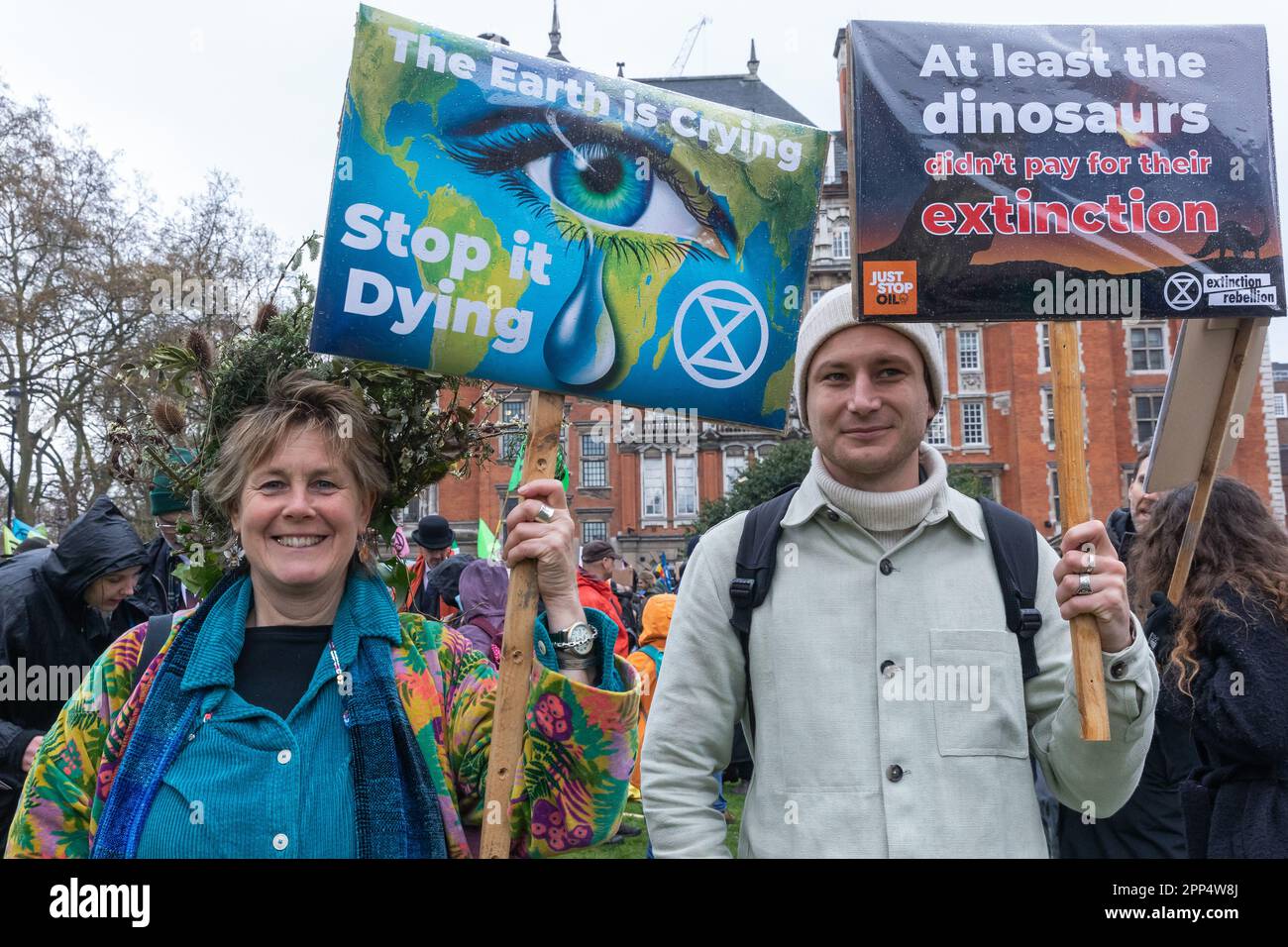 London, Großbritannien. 21. April 2023. Klimaschutzaktivisten nehmen an den ersten vier Tagen der von Extinction Rebellion (XR) organisierten Big-One-Klimaproteste Teil. Die Organisatoren erwarten, dass die Proteste, die von einer Koalition aus über 200 Gruppen und Organisationen unterstützt werden, die größten jemals in Großbritannien gegen den Klimawandel sind. Kredit: Mark Kerrison/Alamy Live News Stockfoto