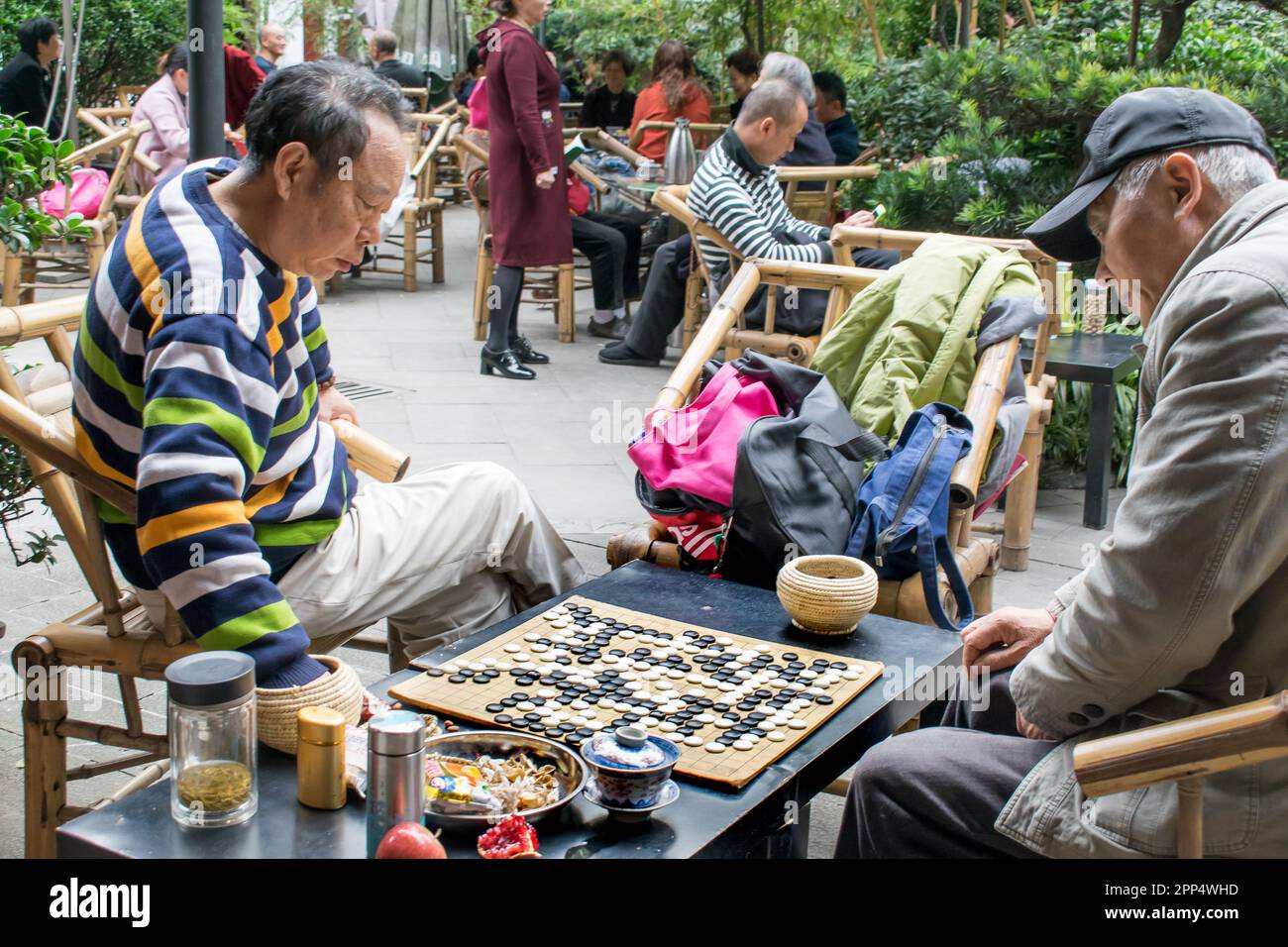 Zwei ältere Chinesen, die das Brettspiel spielen, gehen in ein Teehaus - China, Chengdu. Stockfoto