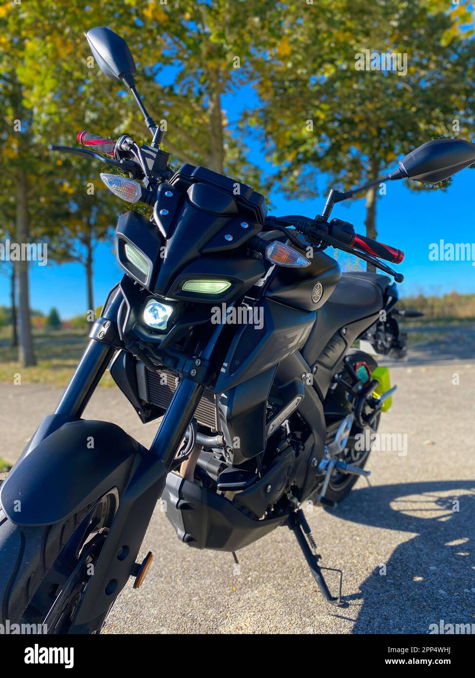 Grigny, Frankreich. November 09. 2022. Motorradmodell aus dem Jahre 2020 mit 125 Kubikzentimetern Verdrängung. Yamaha MT 125 Motorrad. Stockfoto