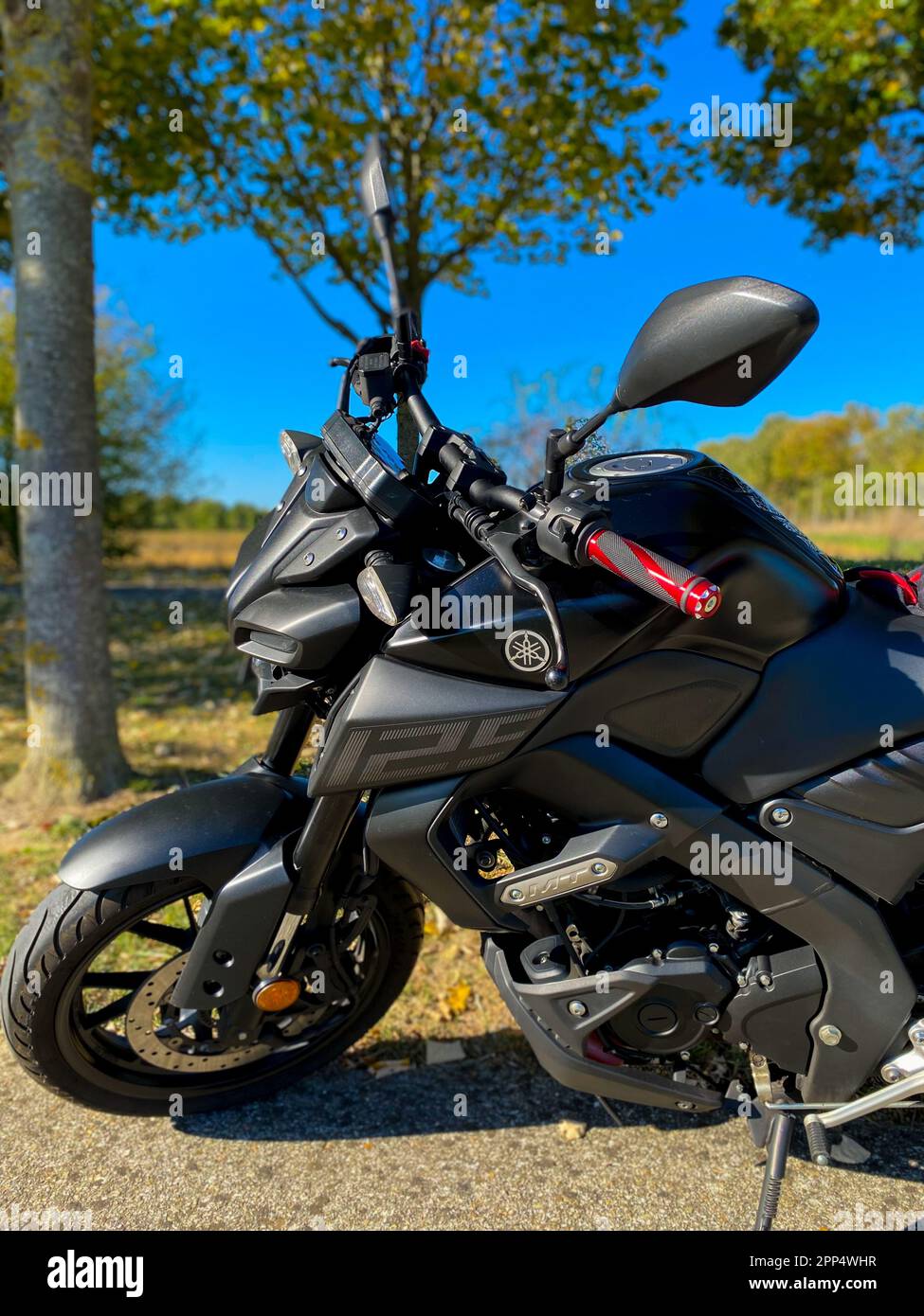 Grigny, Frankreich. November 09. 2022. Motorradmodell aus dem Jahre 2020 mit 125 Kubikzentimetern Verdrängung. Yamaha MT 125 Motorrad. Stockfoto