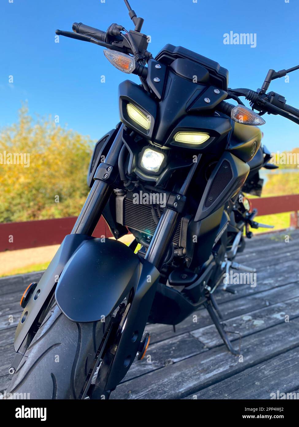 Grigny, Frankreich. November 08. 2022. Motorradmodell aus dem Jahre 2020 mit 125 Kubikzentimetern Verdrängung. Yamaha MT 125 Motorrad. Stockfoto