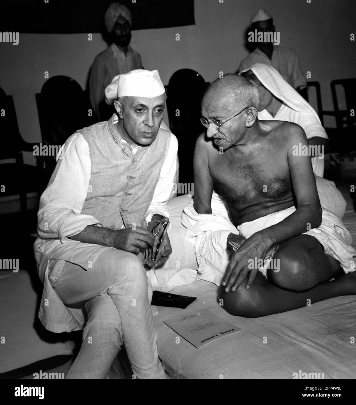 Mahatma Gandhi mit Jawaharlal Nehru, dreiviertel lange Porträts, Sitzplatz, auf einem Treffen des All India Congress, Bombay, Indien. 6. Juli 1946 Ph Stockfoto