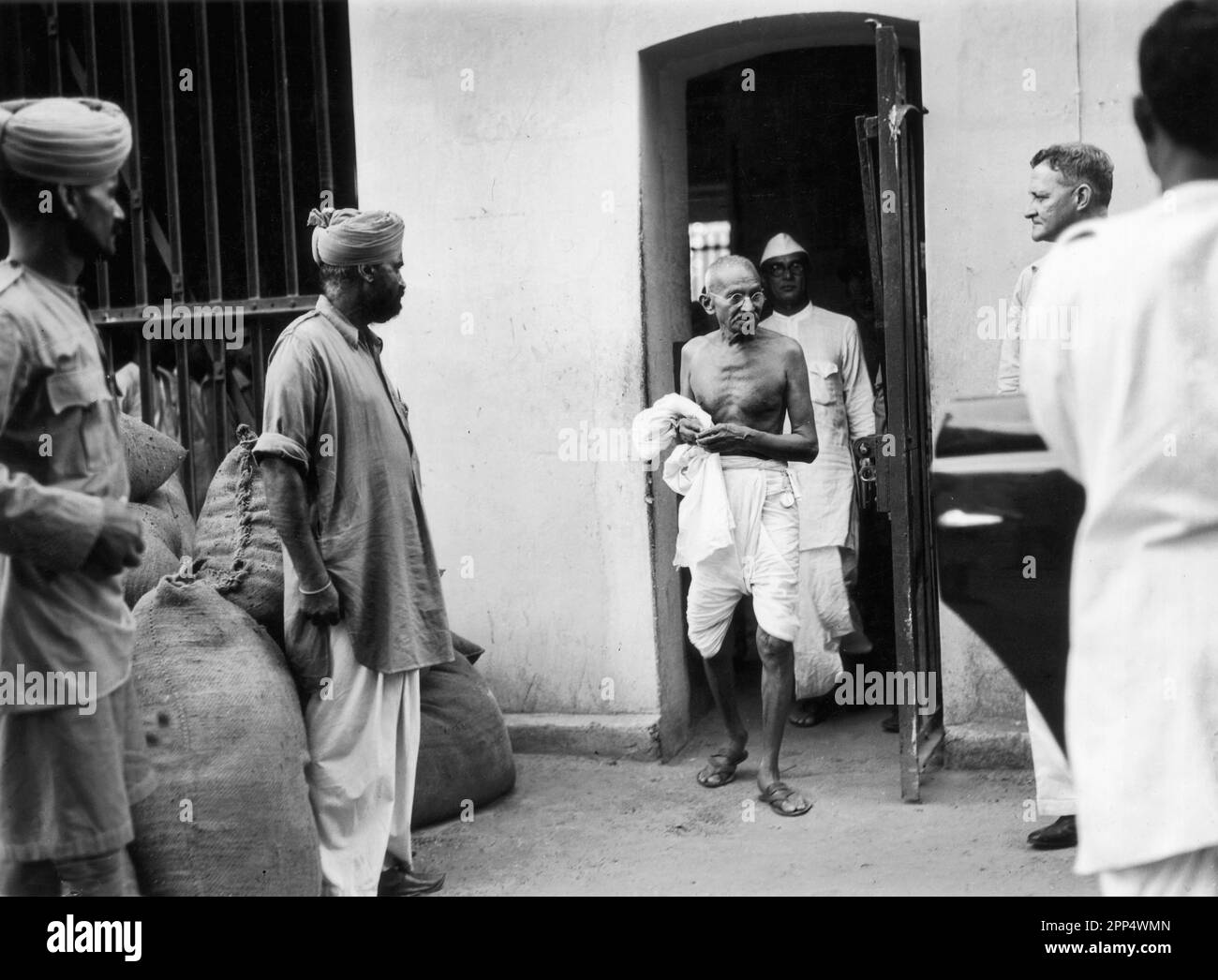 Mahatma Gandhi verlässt das Präsidentengefängnis in Kalkutta, nachdem er politische Gefangene befragt hat. Gandhi soll die Möglichkeit ihrer Freilassung mit wi besprechen Stockfoto