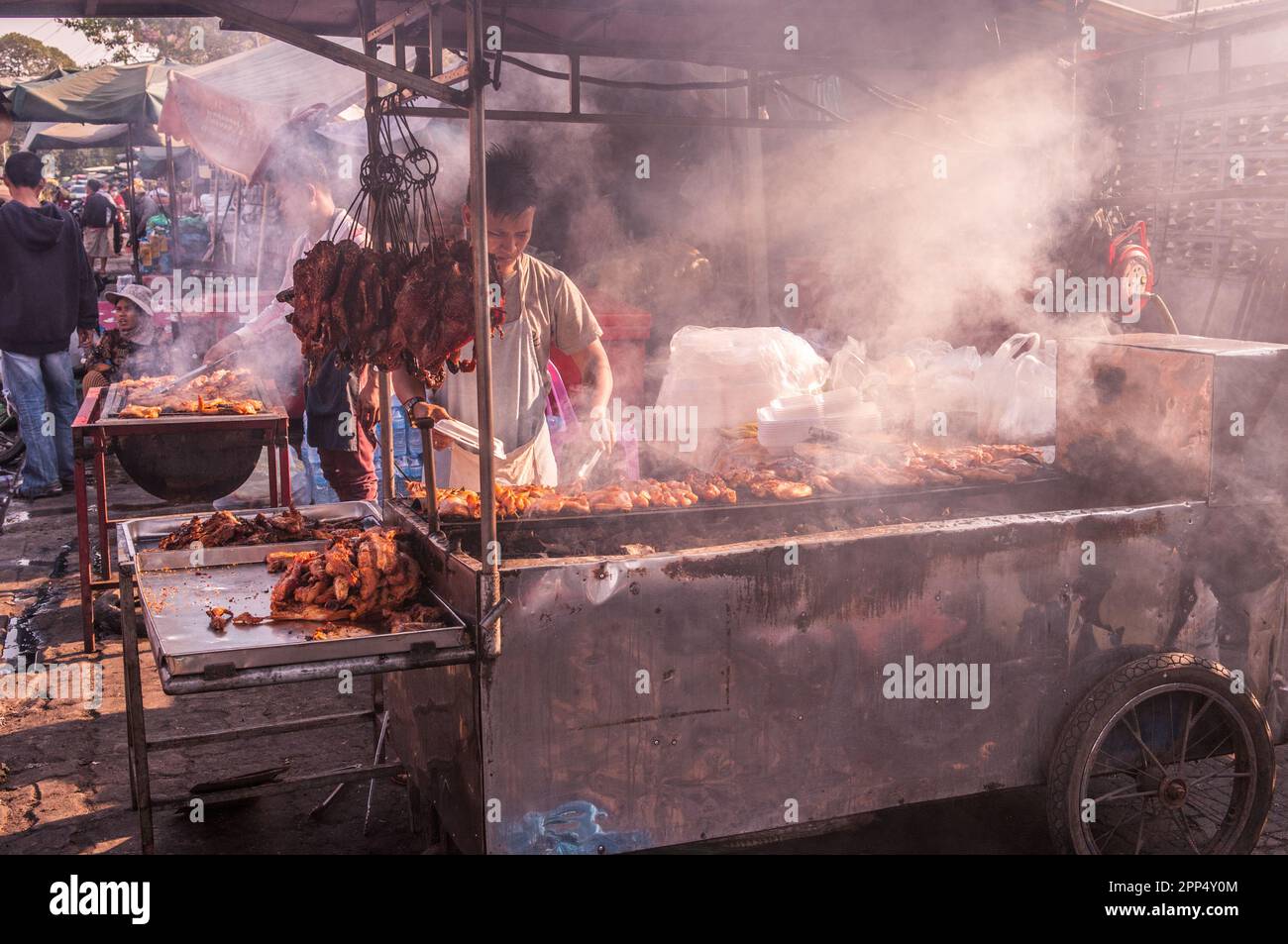 Kambodschanische Straßenverkäufer an einem Smokey BBQ Meat Street Stand während des chinesischen Neujahrs, Kandal Market, Phnom Penh, Kambodscha. © Kraig Stockfoto