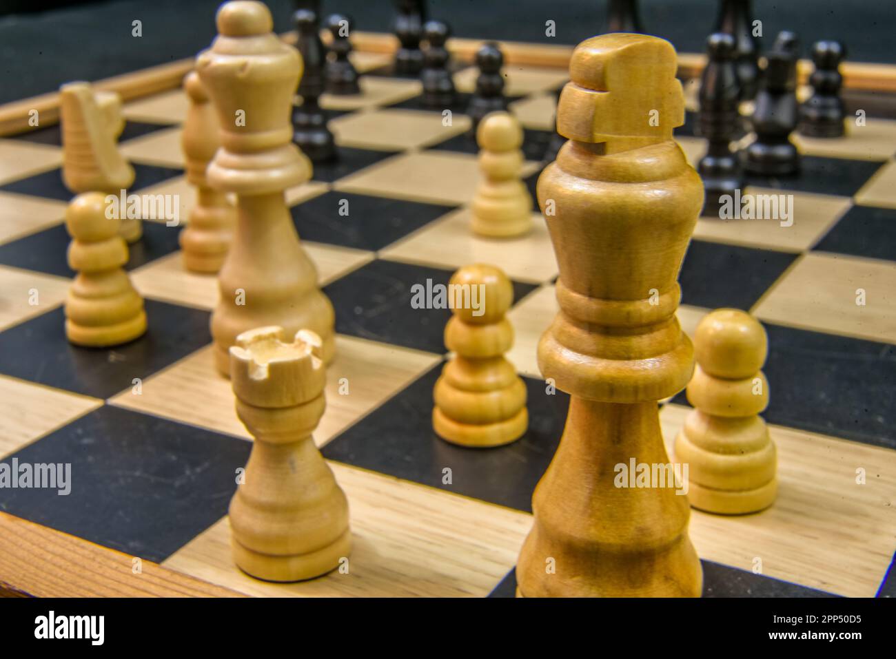Den Helder, Niederlande - 2. Oktober 2020. Nahaufnahme von Schach und den verschiedenen Stücken. Stockfoto