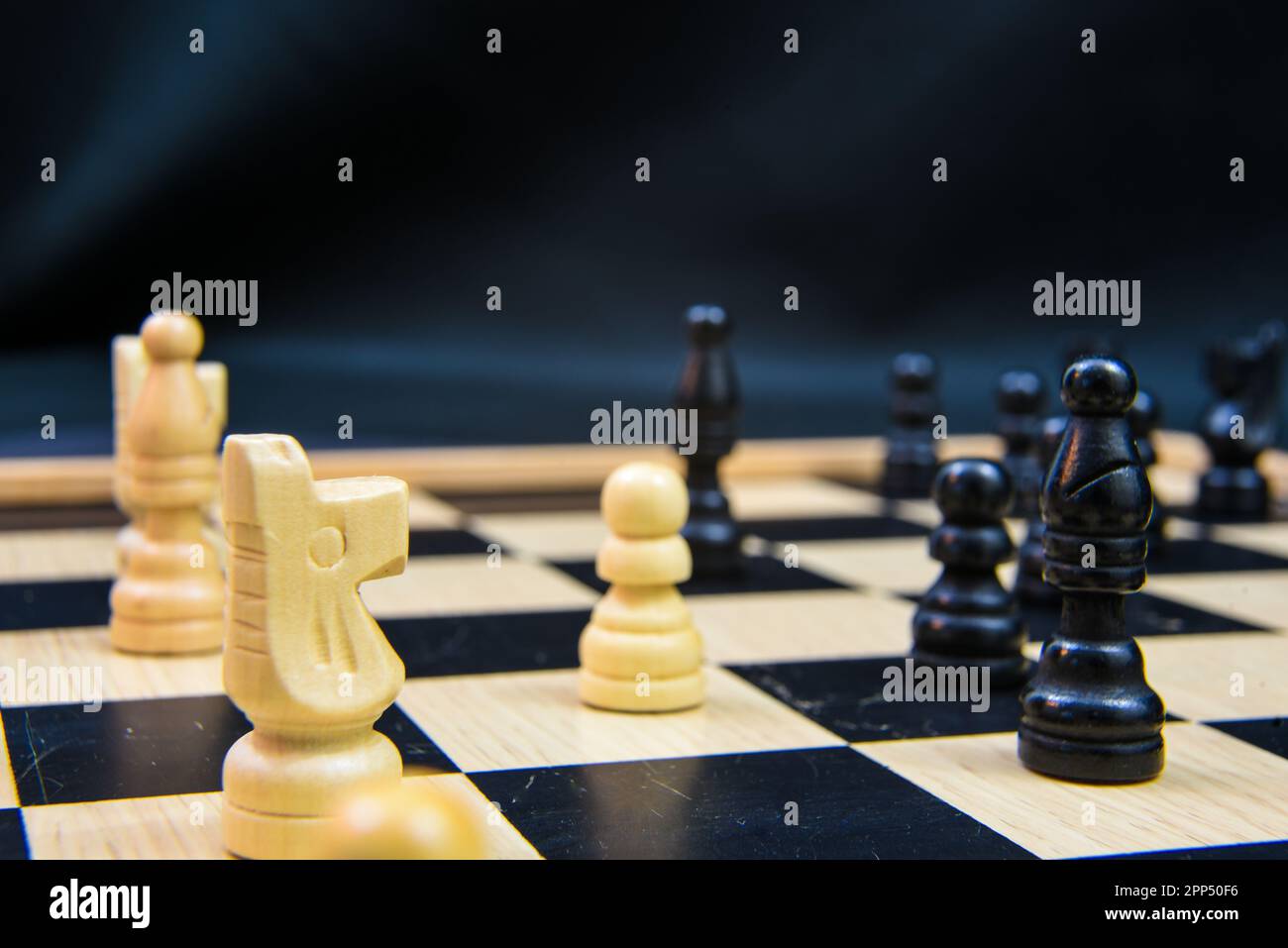 Den Helder, Niederlande - 2. Oktober 2020. Nahaufnahme von Schach und den verschiedenen Stücken. Stockfoto